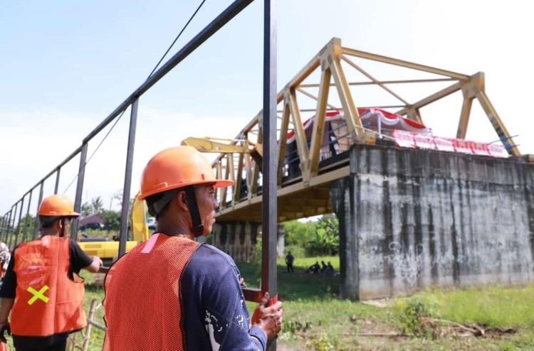 Pemerintah Kabupaten Bekasi memulai pembangunan lanjutan jembatan ‘buntung’ penghubung Desa Patai Mekar dengan Desa Pantai Bakti, Kecamatan Muaragembong