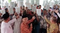 Ratusan warga Kecamatan Cikarang Selatan, Kabupaten Bekasi menerima sertifikat program PTSL Tahun 2024 dari Kantor Badan Pertanahan yang diserahkan langsung oleh Pj Bupati Bekasi Dani Ramdan.