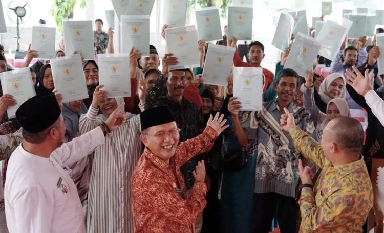 Ratusan warga Kecamatan Cikarang Selatan, Kabupaten Bekasi menerima sertifikat program PTSL Tahun 2024 dari Kantor Badan Pertanahan yang diserahkan langsung oleh Pj Bupati Bekasi Dani Ramdan.