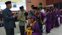 Pelepasan kloter pertama Kabupaten Bekasi di gedung Swatantra Wibawamukti, Senin (13/05). Pada kloter pertama ini terdapat 440 orang yang diberangkatkan, terdiri dari 432 jemaah calon haji dan 8 petugas haji.