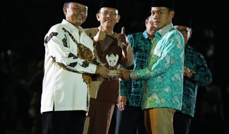 Qori dan Qoriah Kabupaten Bekasi berprestasi akan menerima bonus dari Pemerintah Daerah usai mengantarkan Kabupaten Bekasi Juara Umum MTQ Tingkat Jawa Barat untuk pertama kalinya.