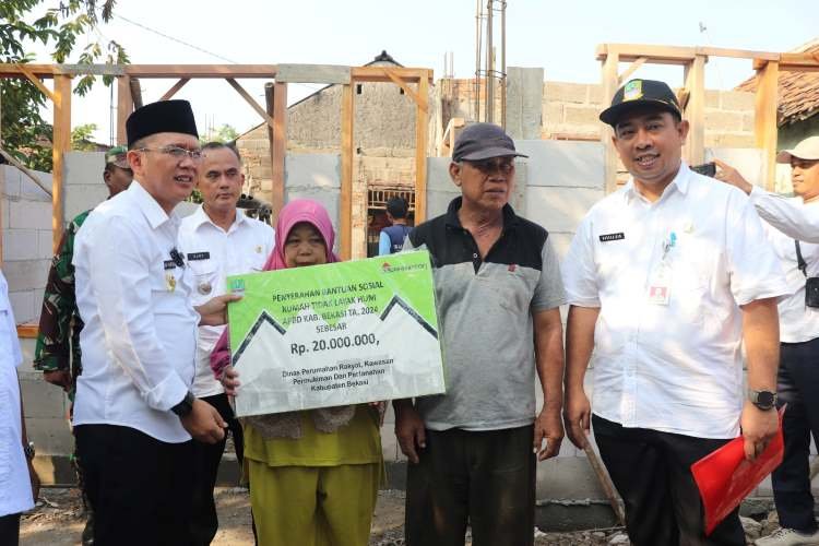 Pemerintah Kabupaten Bekasi menargetkan 1.650 rutilahu warga kurang mampu diperbaiki pada bagian atap, lantai, dan dinding (aladin) di tahun 2024