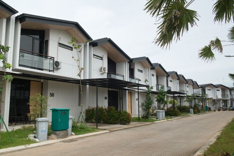 Lippo Cikarang (LPCK) memiliki produk XYZ Livin yang menyasar kaum muda untuk membeli rumah tapak di wilayah Cikarang, Kabupaten Bekasi dengan harga terjangkau