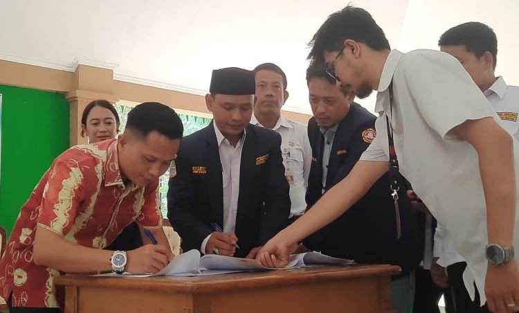 Penandatanganan MOU Pengawasan Partitipatif Pilkada 2024 antara Karang Taruna dengan Bawaslu Kabupaten Bekasi, Rabu (15/05).