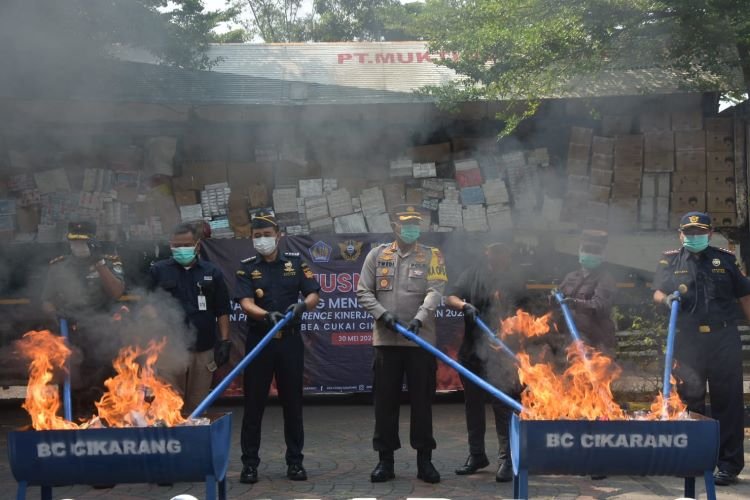 Bea Cukai Cikarang kembali memusnahkan jutaan batang rokok ilegal atau rokok tanpa pita cukai hasil operasi di wilayah Kabupaten Bekasi, Kamis (30/05).