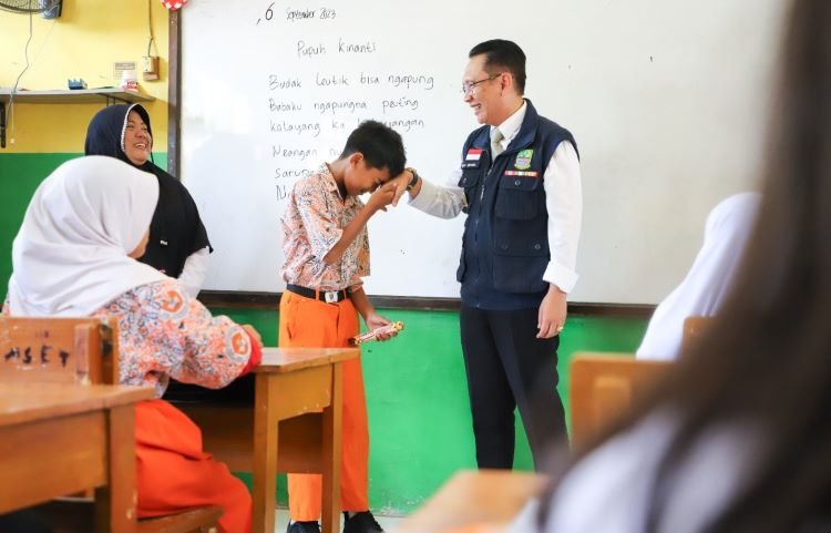 Pemerintah Kabupaten Bekasi akan menyalurkan beasiswa bagi siswa SD dan SMP swasta berprestasi yang kesulitan secara ekonomi.