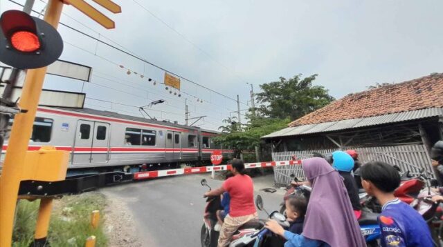 Kemacetan di Jalan Selang – Cironggeng, tepatnya di pelintasan kereta api yang menghubungkan Kelurahan Telaga Asih Kecamatan Cikarang Barat dengan Desa Wanajaya Kecamatan Cibitung, Kabupaten Bekasi nampak sudah menjadi pemandangan sehari-hari. Pembangunan underpass diyakini dapat menjadi solusi mengatasi kemacetan di titik tersebut sekaligus dapat meningkatkan mobilitas masyarakat.