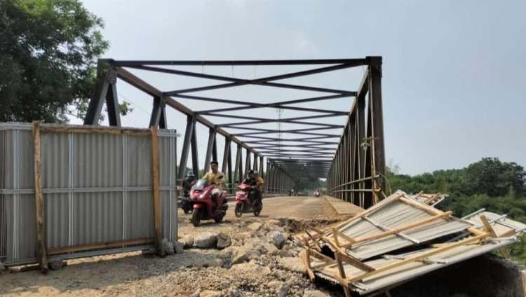 Jalan pendekat jembatan Cipamingkis di Desa Sirnajati, Kecamatan Cibarusah yang amblas sejak beberapa tahun silam mulai diperbaiki. Selama masa perbaikan kendaaraan roda empat dilarang melintas.