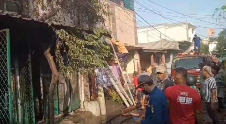 Kebakaran melanda sebuah rumah sekaligus toko klontong di Villa Gading Harapan Kelurahan Kebalen, Kecamatan Babelan, Rabu (15/05) siang