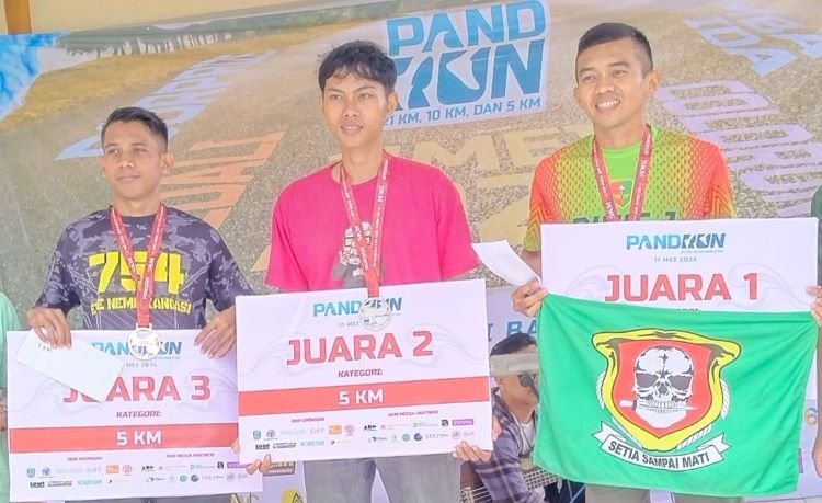 Atlet binaan Persatuan Atletik Seluruh Indonesia (PASI) Kabupaten Bekasi, Abdi Surya (kanan) meraih prestasi gemilang dalam ajang balap lari PandRun 2024 yang digelar di Pesisir Pantai Batu Hiu, Kabupaten Pangandaran, Jawa Barat, Sabtu (11/05).