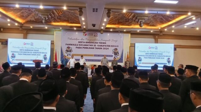 Pelantikan 69 anggota Panitia Pengawas Pemilihan Umum Kecamatan (Panwascam) terpilih untuk Pemilihan Kepala Daerah (Pilkada) 2024 di Kabupaten Bekasi.