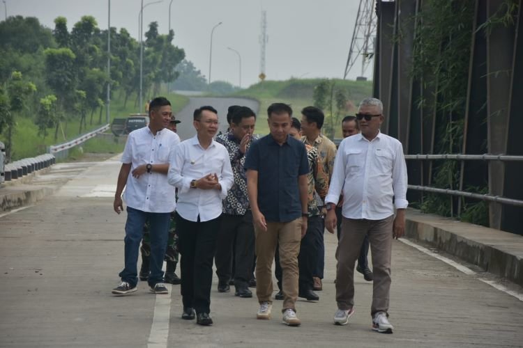 Pj Gubernur Jawa Barat, Bey Machmuddin saat menijau Jembatan Cikarang yang menghubungkan Kawasan Industri EJIP dan MM2100 di Cikarang Selatan, Kabupaten Bekasi, Rabu (01/05).