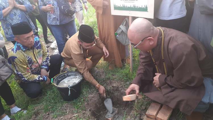 Enam tempat ibadah mulai dibangun secara bersamaan di Kabupaten Bekasi. Selain dapat dijadikan lokasi wisata religi, keberadannya juga dapat dijadikan sarana edukasi bagi para pelajar.