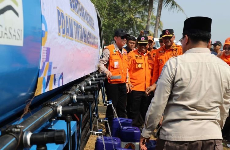 Pj Bupati Bekasi, Dani Ramdan memimpin pendistribusian 130 ribu liter air bersih kepada masyarakat yang berada di tiga desa di Kecamatan Cibarusah, pada September 2023.