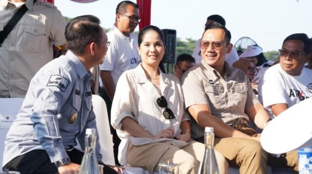 Pj Bupati Dani Ramdan berdialog dengan Menteri ATR/BPN Agus Harimurti Yudhoyono (AHY) penanaman 100.000 bibit pohon mahoni se-Indonesia yang diinisiasi Kementerian ATR/BPN di Kawasan Kota Deltamas, Desa Sukamahi, Kecamatan Cikarang Pusat, Kabupaten Bekasi, Rabu (05/06) kemarin