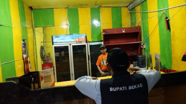 Pj Bupati Dani Ramdan mencabut izin usaha toko minuman keras (miras) di Jalan Inspeksi Kalimalang, Kampung Tegal Gede, RT 08/03 Desa Pasirsari, Kecamatan Cikarang Selatan, Kabupaten Bekasi