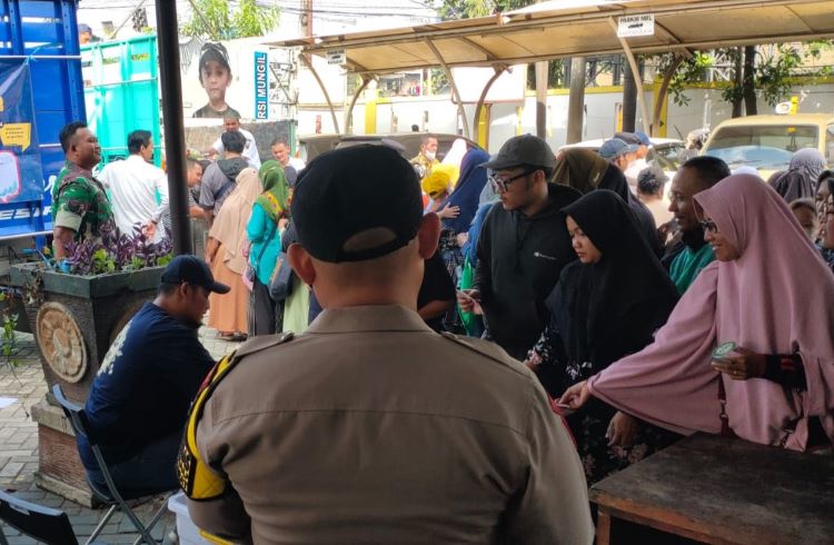 Dalam operasi pasar bersubsidi di halaman kantor Kecamatan Cikarang Barat, Pemerintah Kabupaten Bekasi menyediakan 1000 paket sembako murah berisi sejumlah kebutuhan pokok seperti 5 kg beras, 2 kg gula pasir dan 2 liter minyak goreng.