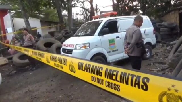 Tabung kompresor di sebuah bengkel tambal ban yang terletak di Jalan Kh Raden Ma'mun Nawawi, Desa Sukaragam, Kecamatan Serang Baru, Kabupaten Bekasi meledak, Senin (10/06) siang.