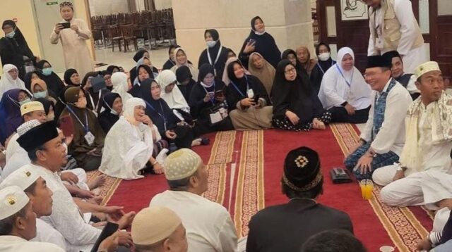 Penjabat (Pj) Bupati Bekasi Dani Ramdan saat berbaur dengan jamaah haji asal Kabupaten Bekasi dan mengajak mereka untuk mendoakan kebaikan bagi Kabupaten Bekasi saat melaksanakan wukuf di  Padang Arafah, yang merupakan puncak ibadah haji. Foto: Instagram @pakpejedani.