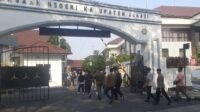 Aliansi Mahasiswa Peduli Sosial Demokrasi melaporkan mantan Direktur Utama Perumda Tirta Bhagasasi ke Kejaksaan Negeri Kabupaten Bekasi, Senin (24/06).