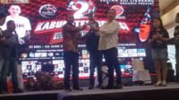 Owner Sultan Koi Cikarang, Nyumarno menyerahkan sejumlah penghargaan bagi pemenang dan juara umum di acara 2nd Kabupaten Bekasi Young Koi Show 2024.