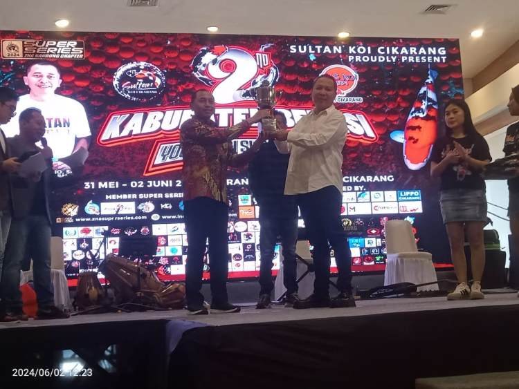 Owner Sultan Koi Cikarang, Nyumarno menyerahkan sejumlah penghargaan bagi pemenang dan juara umum di acara 2nd Kabupaten Bekasi Young Koi Show 2024.