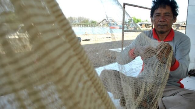 Tak perlu khawatir lagi saat melaut, ribuan nelayan yang ada di Kabupaten Bekasi saat ini sudah dilindungi asuransi kecelakaan kerja.