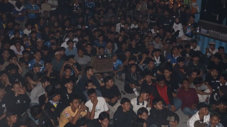 Ratusan Bobotoh dan Pecinta Persib di Kabupaten Bekasi memadati area nontong bareng atau nobar final Champions Series Liga 1 2023/2024 yang diadakan Viking Cikarang Raya, Jum'at (31/05).