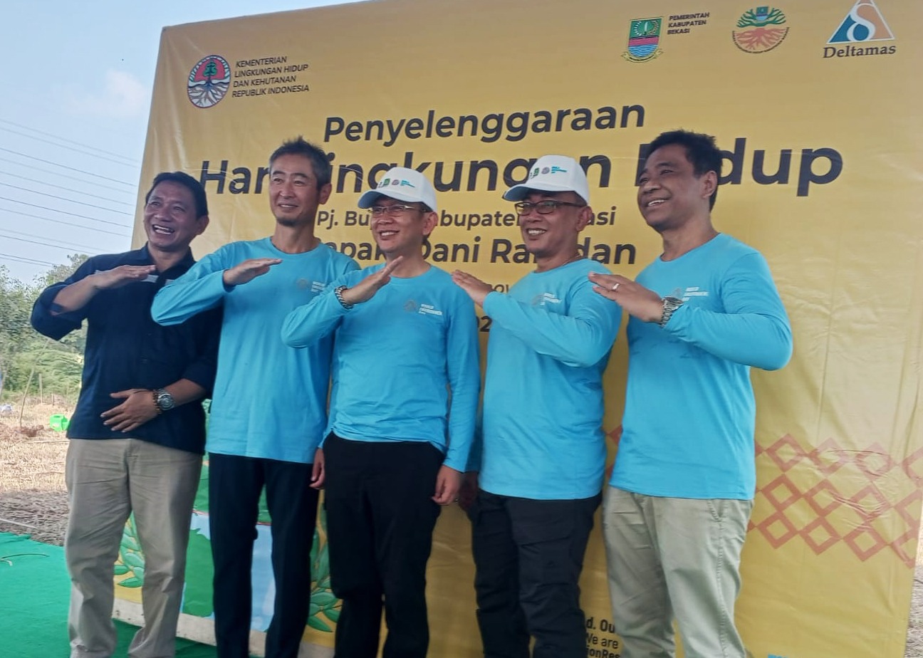 Memperingati Hari Lingkungan Hidup Sedunia, Kota Deltamas bekerjasama dengan Pemerintah Kabupaten Bekasi dan sejumlah tenant melakukan kegiatan penanaman pohon bersama di Kawasan Industri GIIC, Rabu (05/06).