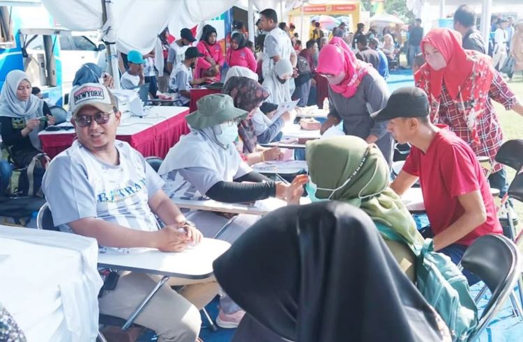 Program Botram yang digelar di Lapangan Bola, Desa Pantai Mekar, Kecamatan Muaragembong, Kabupaten Bekasi, pada Sabtu (20/07).