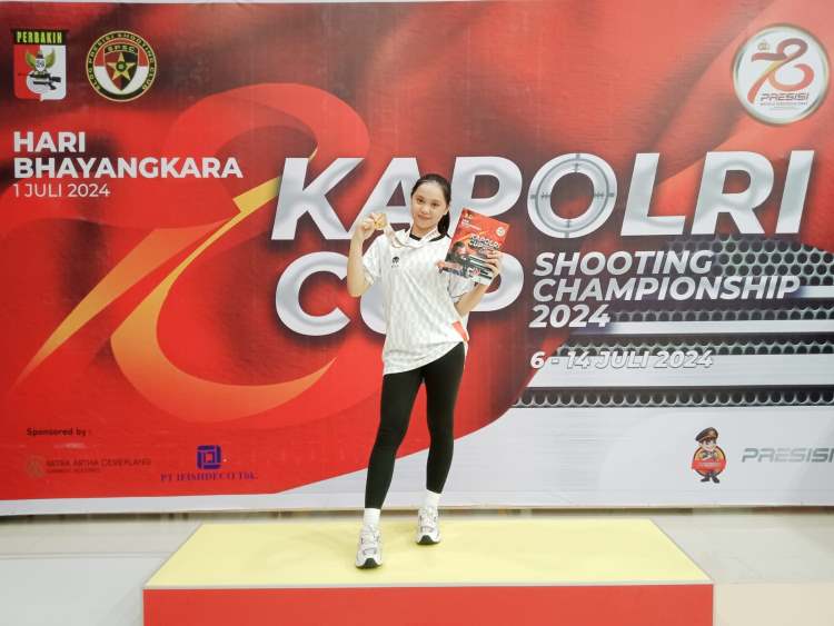 Atlet menembak Kabupaten Bekasi, Domique Rachmawati Karini meraih medali emas di perhelatan Kapolri Cup Shooting Championship 2024.