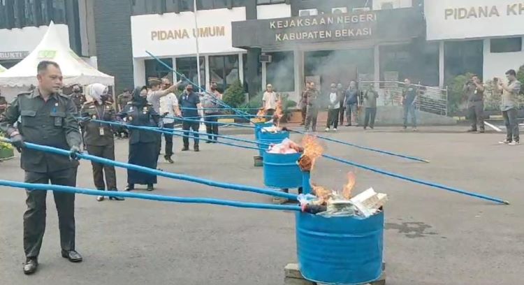 Pemusnahan barang bukti di halaman Kantor Kejaksaan Negeri (Kejari) Kabupaten Bekasi, Selasa (09/07).