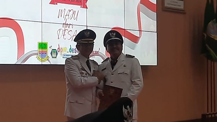 167 Kepala Desa (Kades) dari total 179 desa di Kabupaten Bekasi diperpanjang masa jabatannya selama 8 tahun. Pengukuhan dan penyerahan SK kepada para kades dilakukan penjabat Bupati Bekasi Dani Ramdan di Gedung Swatantra Wibawamukti, Cikarang Pusat, Jum'at (12/07).