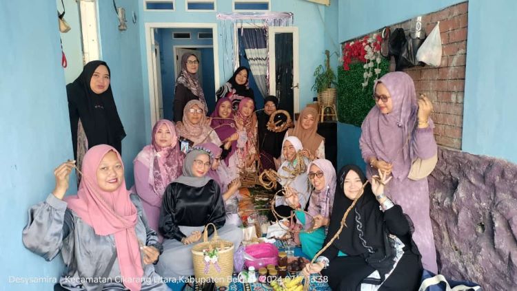 Alisa Khadijah ICMI Ranting Kecamatan Cikarang Utara menggagas pelatihan produk kerajinan tangan berbahan dasar eceng gondok.