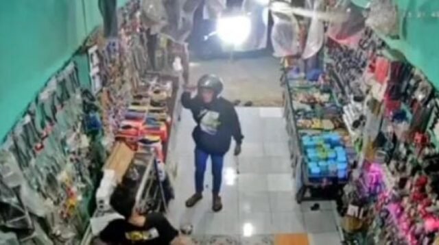 Screenshoot rekaman CCTV saat pelaku menyatroni toko sparepart dan aksesoris sepeda motor di Jalan Ki Hajar Dewantara, Desa Karang Asih, Kecamatan Cikarang Utara, Kabupaten Bekasi pada Sabtu (13/07) malam lalu.