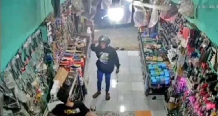 Screenshoot rekaman CCTV saat pelaku menyatroni toko sparepart dan aksesoris sepeda motor di Jalan Ki Hajar Dewantara, Desa Karang Asih, Kecamatan Cikarang Utara, Kabupaten Bekasi pada Sabtu (13/07) malam lalu.