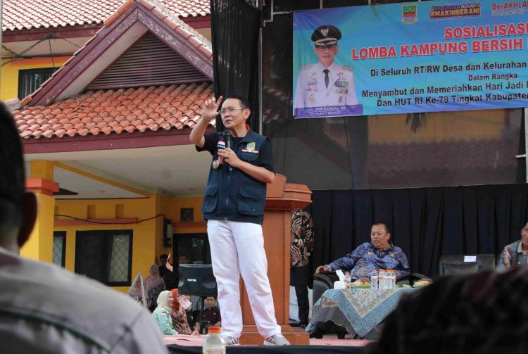 Pj Bupati Bekasi Dani Ramdan menyampaikan Sosialisasi Lomba Kampung Bersih Makin Berani Maju dan Berprestasi tahun 2024 di Kantor Kecamatan Serang Baru, Kabupaten Bekasi.