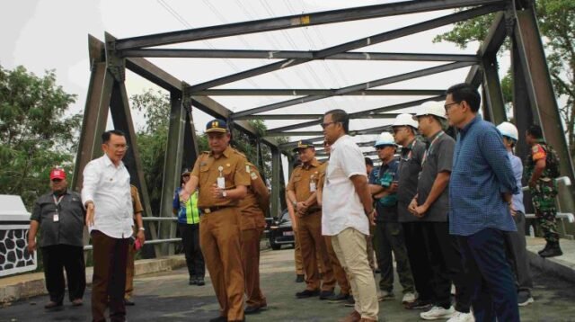 Penjabat (Pj) Bupati Bekasi Dani Ramdan usai meninjau langsung kondisi jembatan Cikarang II penghubung Kawasan Industri EJIP - MM2100.
