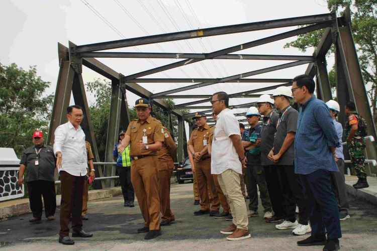 Penjabat (Pj) Bupati Bekasi Dani Ramdan usai meninjau langsung kondisi jembatan Cikarang II penghubung Kawasan Industri EJIP - MM2100.