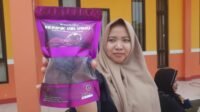 Pelaku usaha mikro, kecil dan menengah  (UMKM) asal Desa Jayasampurna, Kecamatan Serang Baru, Kabupaten Bekasi, Ika Wahyu Wijayanti mengubah ubi ungu menjadi keripik dengan brand SnackQey.