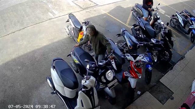 Screenshoot rekaman CCTV aksi pencurian sepeda motor motor milik salah seorang karyawan toko skincare yang dilakukan oleh FN dan FT di Ruko Golden, Perumahan Kirana, Desa Wanajaya, Kecamatan Cibitung pada Jum'at (05/07) lalu.