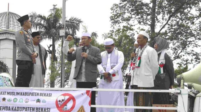 j Bupati Bekasi Dani Ramdan hadir di tengah-tengah peserta Pawai Taaruf yang digelar oleh Forum Ukhuwah Islamiyyah (Fukhis) dalam rangka menyambut tahun baru Islam 1 Muharam 1446 Hijriah, di Bundaran Hyundai, Cikarang Selatan, pada Minggu (07/07).