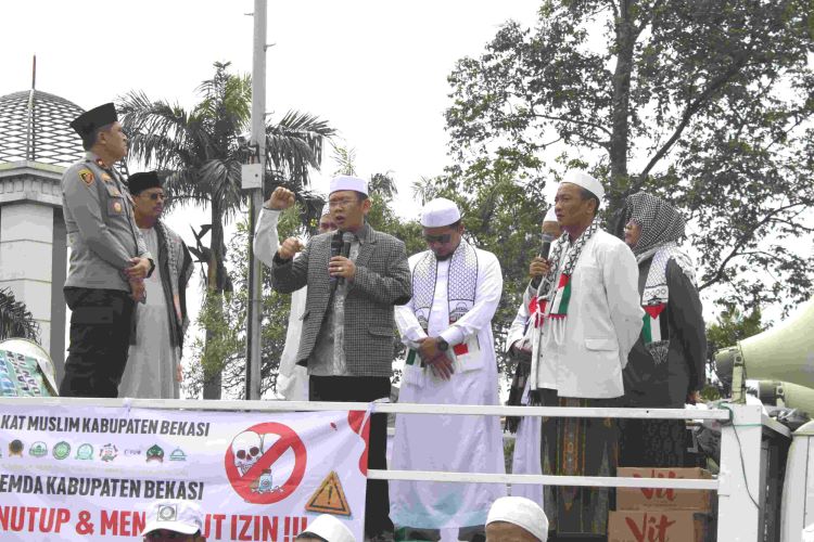 j Bupati Bekasi Dani Ramdan hadir di tengah-tengah peserta Pawai Taaruf yang digelar oleh Forum Ukhuwah Islamiyyah (Fukhis) dalam rangka menyambut tahun baru Islam 1 Muharam 1446 Hijriah, di Bundaran Hyundai, Cikarang Selatan, pada Minggu (07/07).