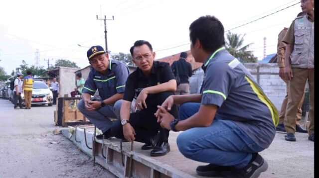 Pj Bupati Bekasi Dani Ramdan saat meninjau beberapa titik perbaikan jalan di Kecamatan Babelan beberapa waktu lalu.