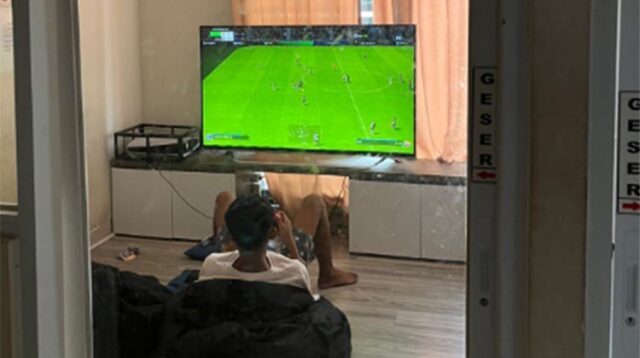 Salah seorang pengunjung menikmati permainan di Rental PS Gaming Plus, Grandwisata, Kecamatan Tambun Selatan, Kabupaten Bekasi.