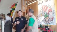 Penjabat Bupati Bekasi Dani Ramdan saat menghadiri grand opening Resto Jalitheng di Desa Mekarmukti, Kecamatan Cikarang Utara, Kabupaten Bekasi, Minggu (28/07).