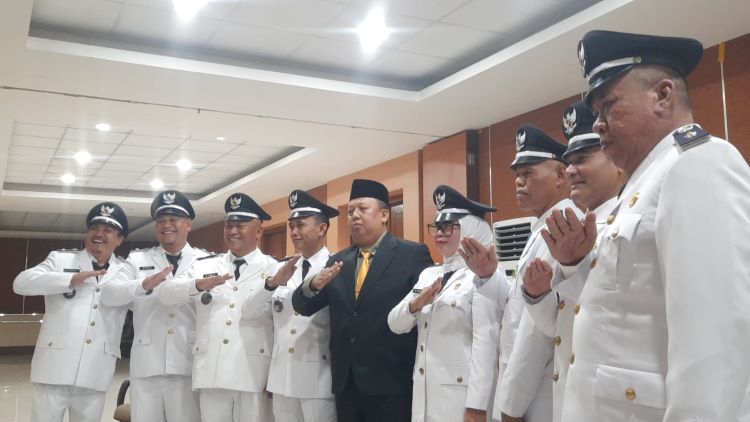 Camat Serang Baru, Deny Mulyadi menghadiri pengukuhan penyesuasian periode masa jabatan kepala desa (kades) se- Kabupaten Bekasi di Gedung Swatantra Wibawamukti, Komplek Perkantoran Pemkab Bekasi, Jum'at (12/07).