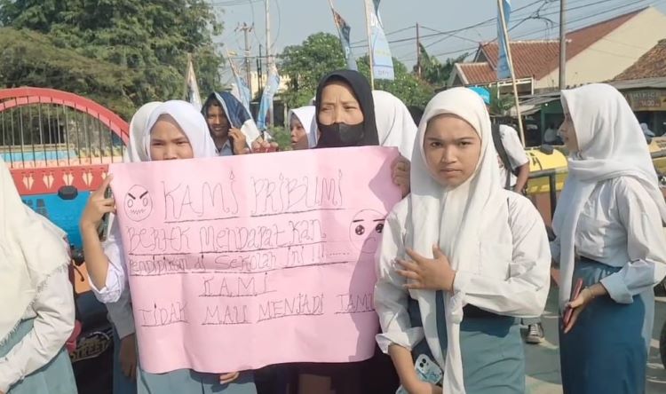 Puluhan siswa baru di SMK Negeri 1 Tambun Utara terpaksa menelan kekecewaan lantaran dibatalkan masuk sekolah tahun ajaran 2024/2025. Orang tua dan para siswa yang kesal dengan keputusan tersebut menggelar aksi demo hingga menggembok pagar gerbang sekolah, Senin (22/07) kemarin.