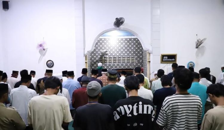 Pj Bupati Dani Ramdan melaunching gerakan subuh keliling di Masjid Nur'aini, Kampung Biyombong RT 03/RW 06. Desa Pantai Bakti, Kecamatan Muaragembong, Sabtu (20/07).