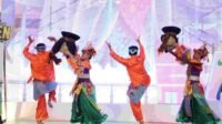 Pagelaran seni budaya ulin seeng yang dihadirkan di acara peluncuran tema dan logo Hari Jadi ke-74 Kabupaten Bekasi tahun 2024 di Aeon Mall Cikarang, Jumat (12/07)